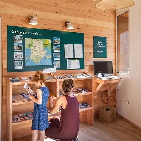 Huttopia Foret De Janas キャンプ場 4*